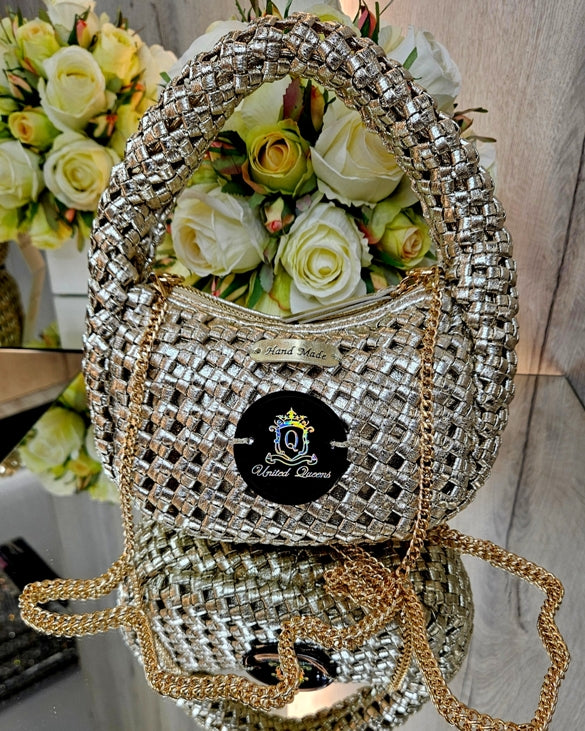 Gewebte Tasche mit Brosche