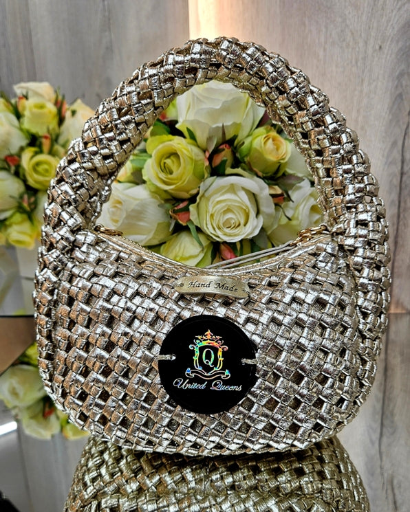 Gewebte Tasche mit Brosche