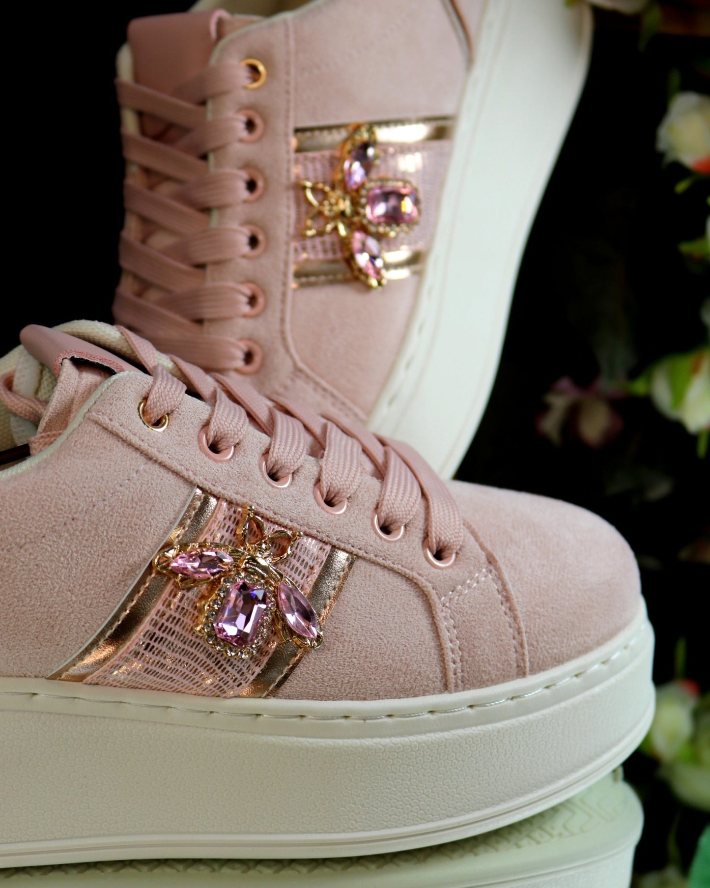 Schuhe mit Biene