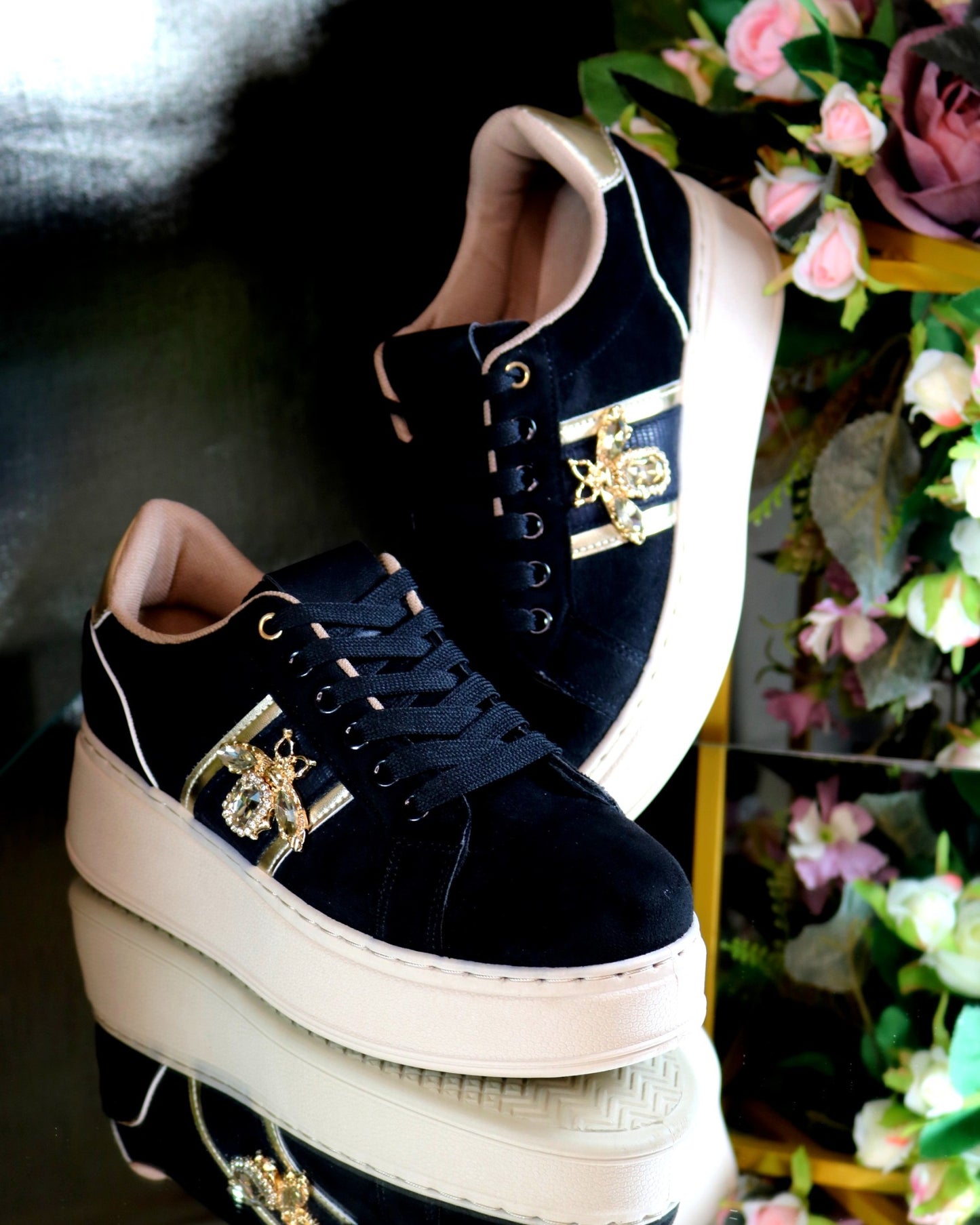 Schuhe mit Biene
