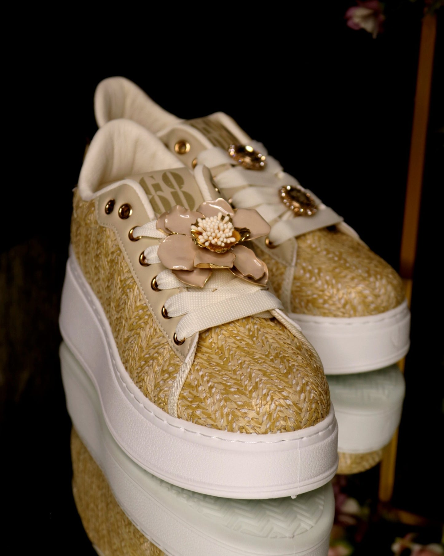 Schuhe mit Blumen-Design – Ansicht 6 | United Queens
