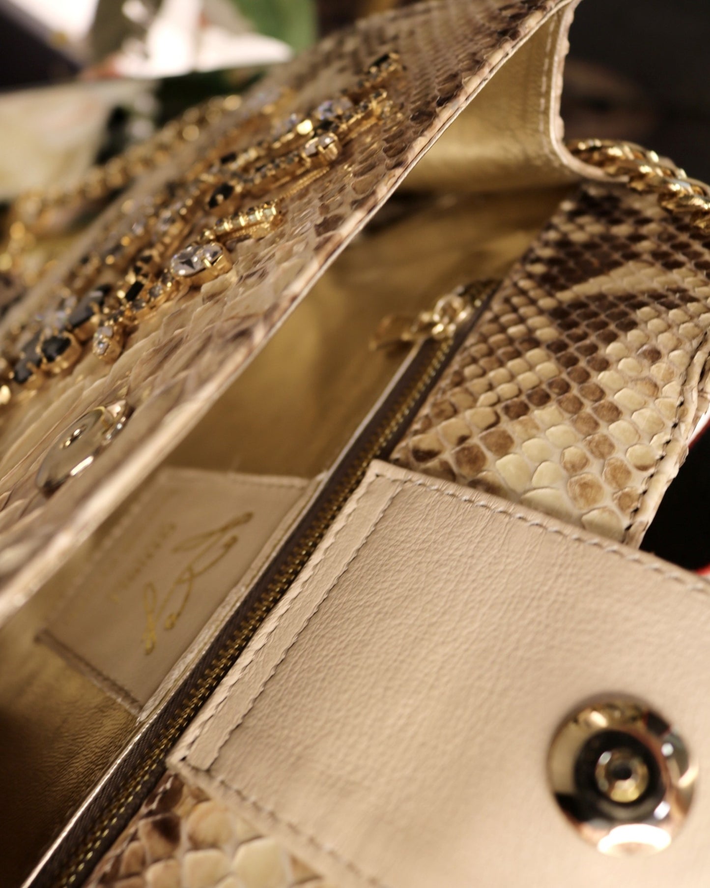 Ghibli Tasche 24K Gold, 2 Trageoptionen – Ansicht 7 | United Queens