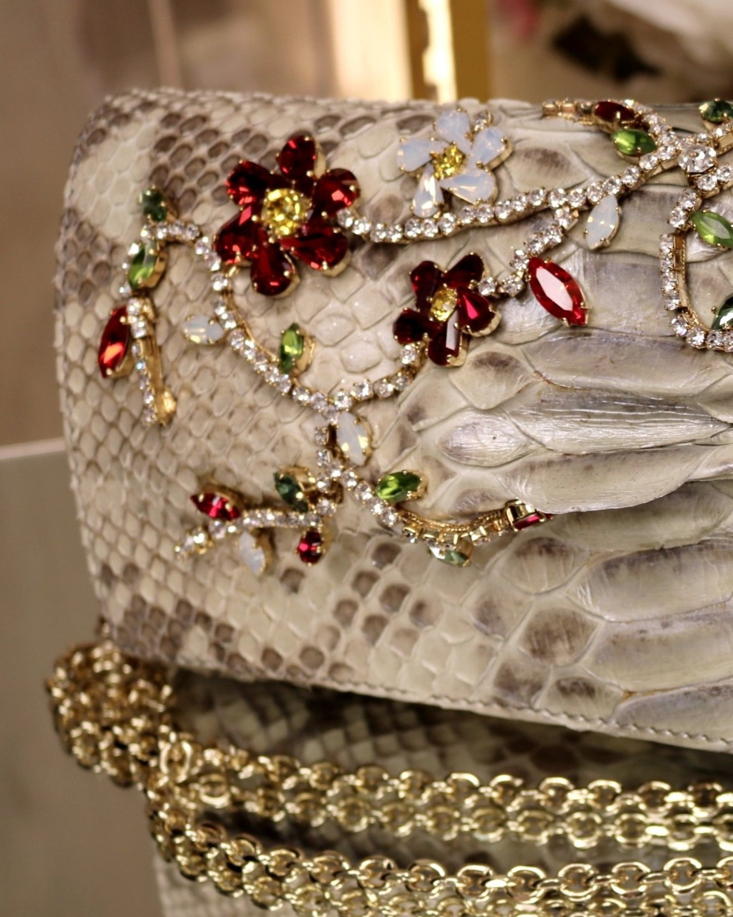 Ghibli Tasche 24K Gold & Swarovski – Ansicht 5 | United Queens