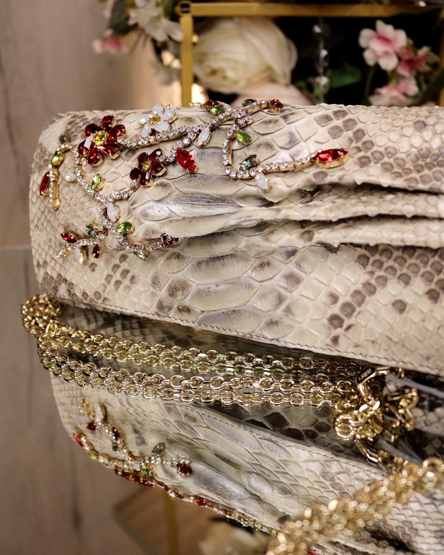 Ghibli Tasche 24K Gold & Swarovski – Ansicht 2 | United Queens