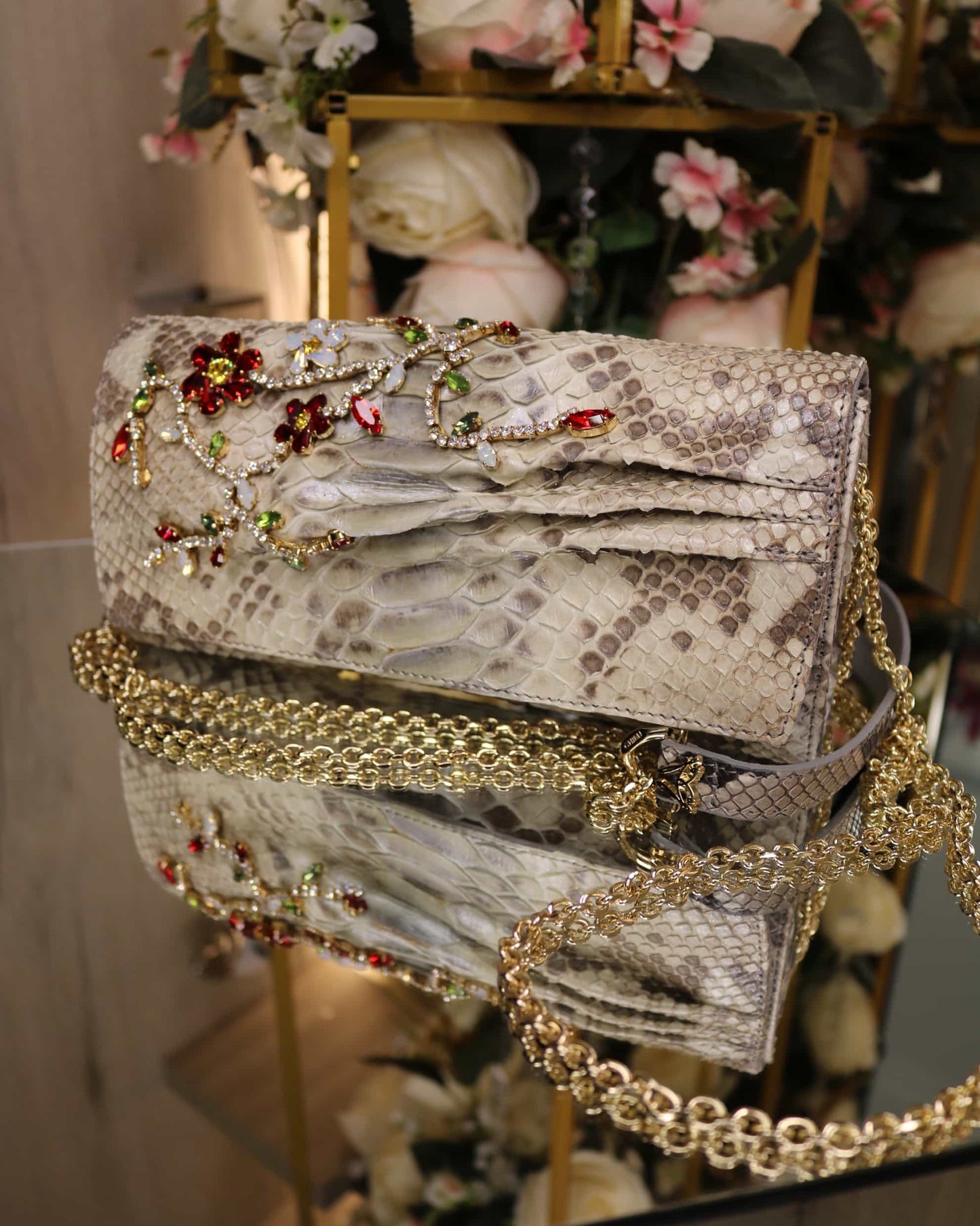 Ghibli Tasche 24K Gold & Swarovski – Ansicht 4 | United Queens