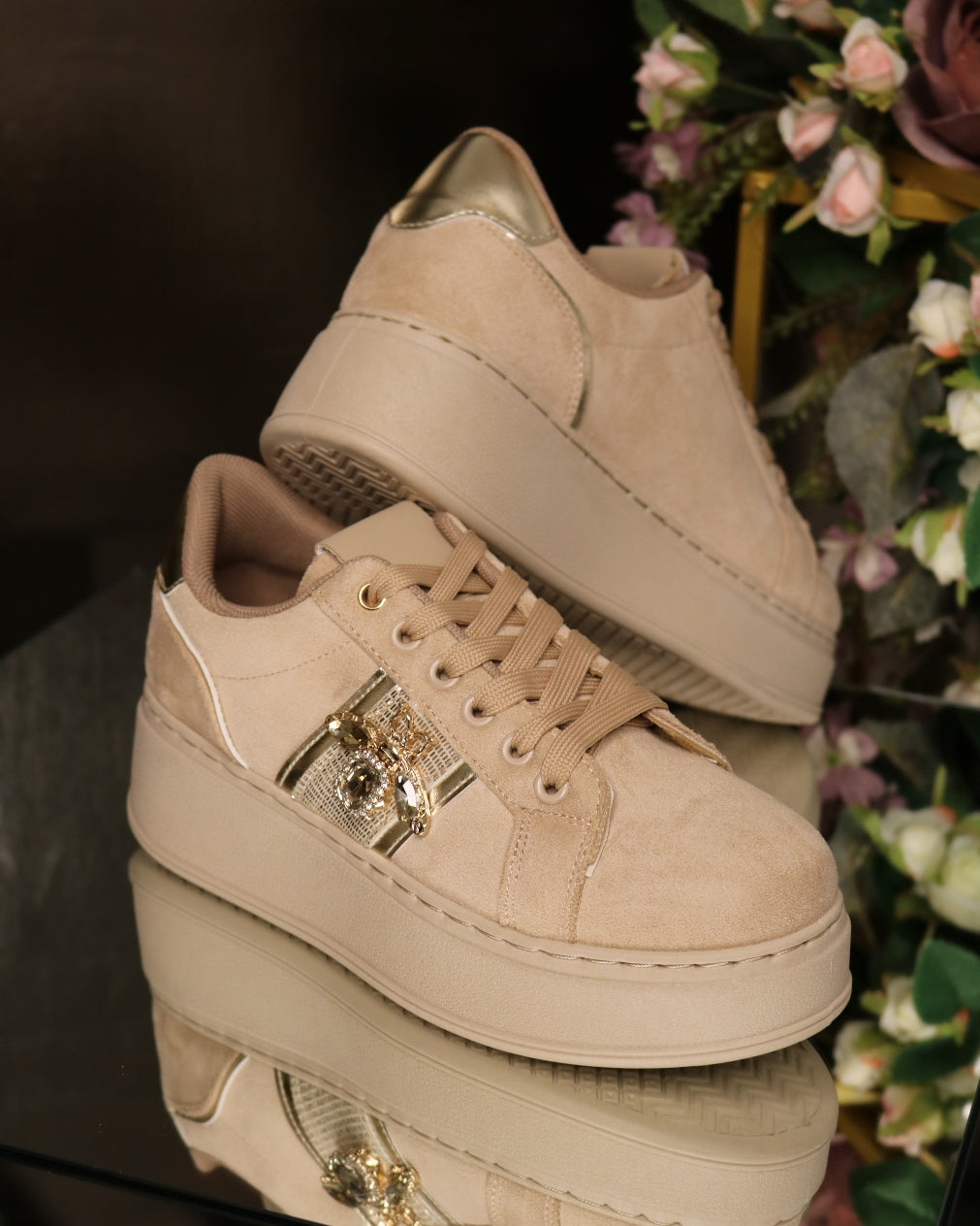Sneaker mit Kristallbiene – Ansicht 15 | United Queens
