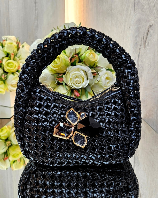 Gewebte Tasche mit Brosche