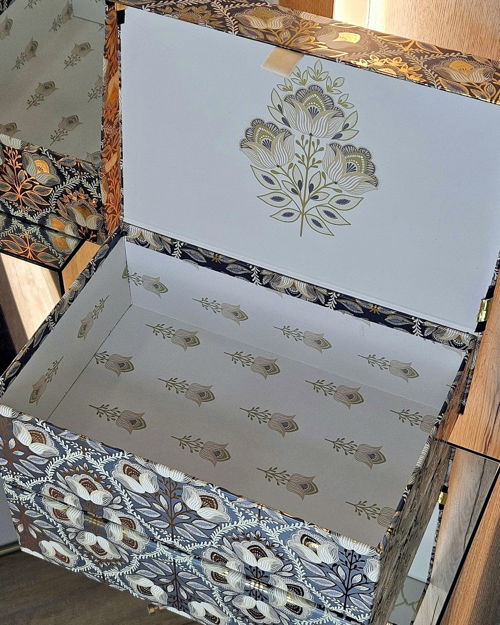 Geschenkbox mit lila Band – Ansicht 5 | United Queens
