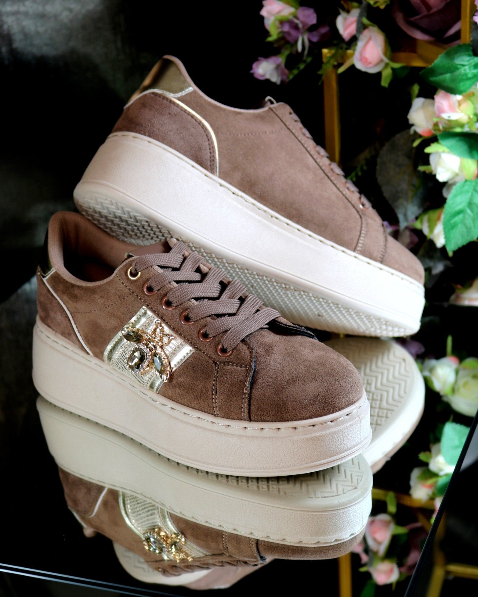 Sneaker mit Kristallbiene – Ansicht 11 | United Queens