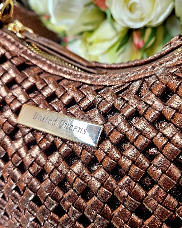Gewebte Tasche mit Brosche