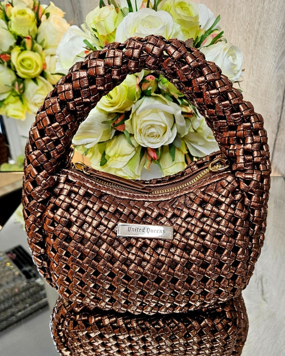 Gewebte Tasche mit Brosche