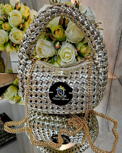 Gewebte Tasche mit Brosche