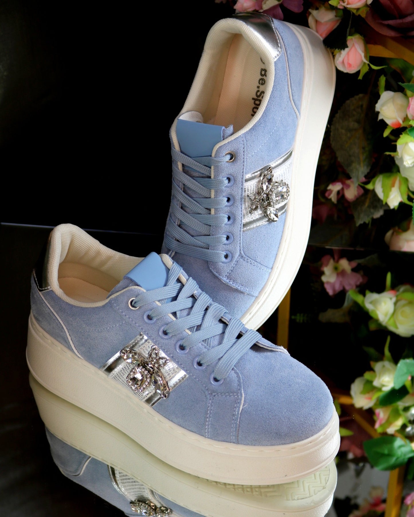 Sneaker mit Kristallbiene – Ansicht 6 | United Queens