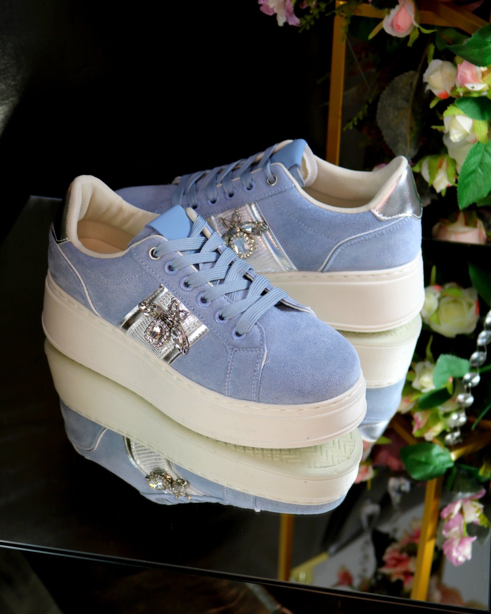 Sneaker mit Kristallbiene – Ansicht 7 | United Queens