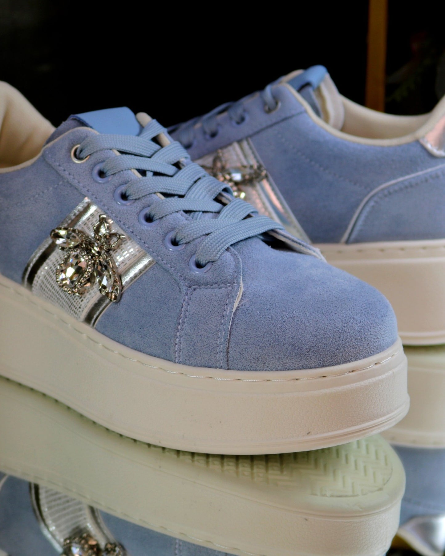 Sneaker mit Kristallbiene – Ansicht 8 | United Queens
