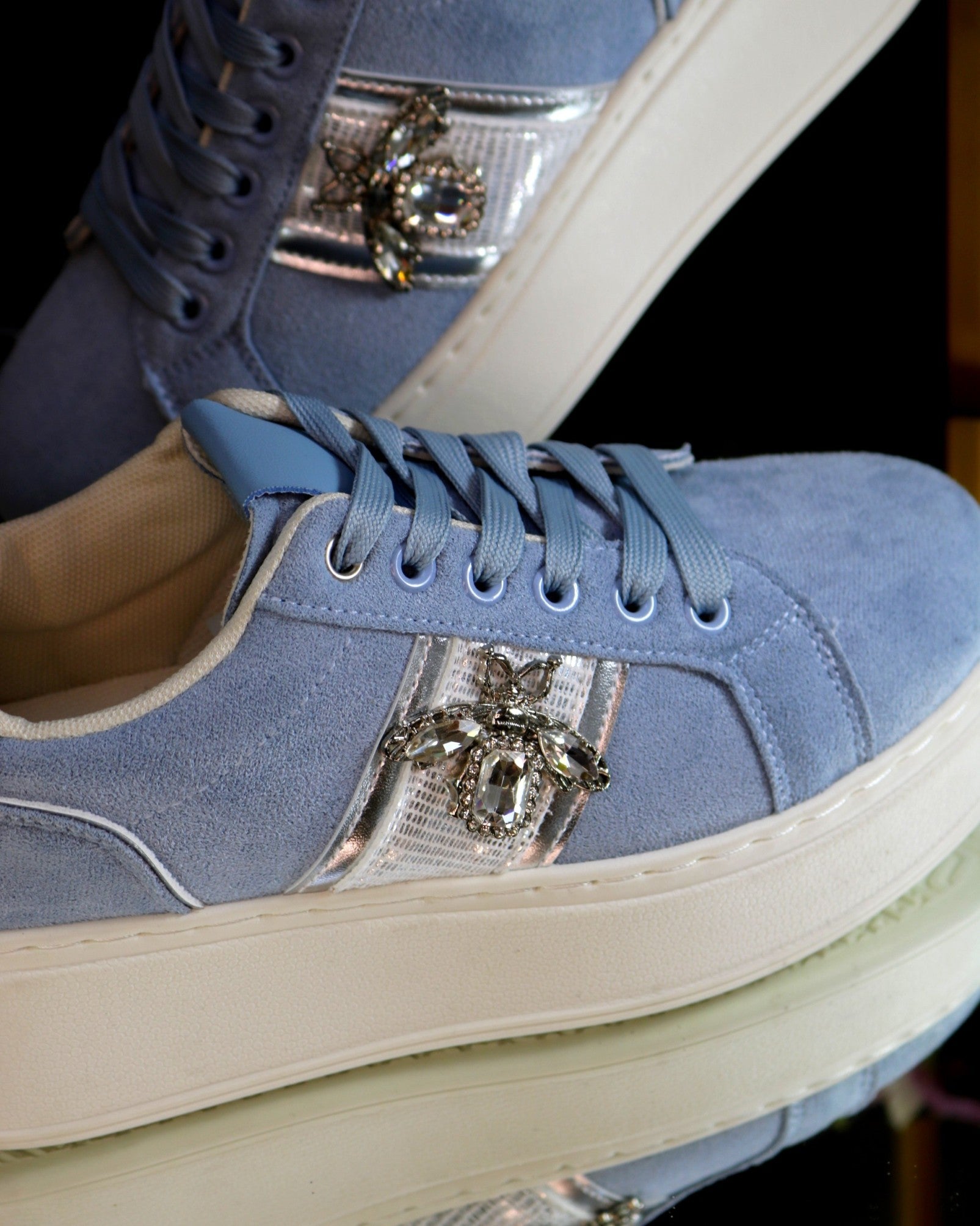 Sneaker mit Kristallbiene – Ansicht 9 | United Queens