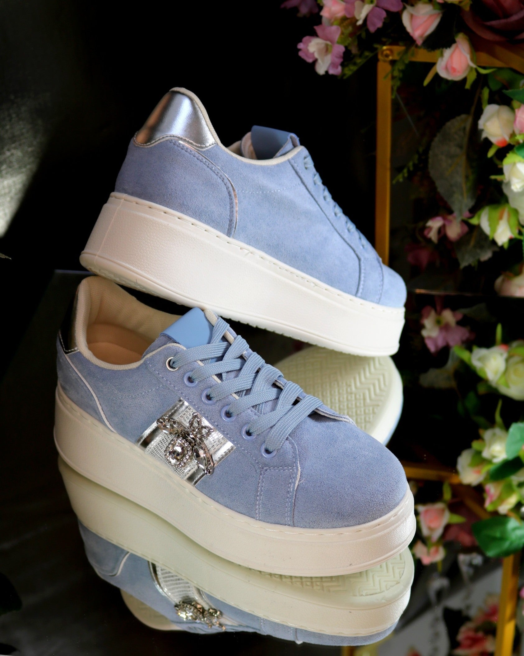 Sneaker mit Kristallbiene – Ansicht 10 | United Queens