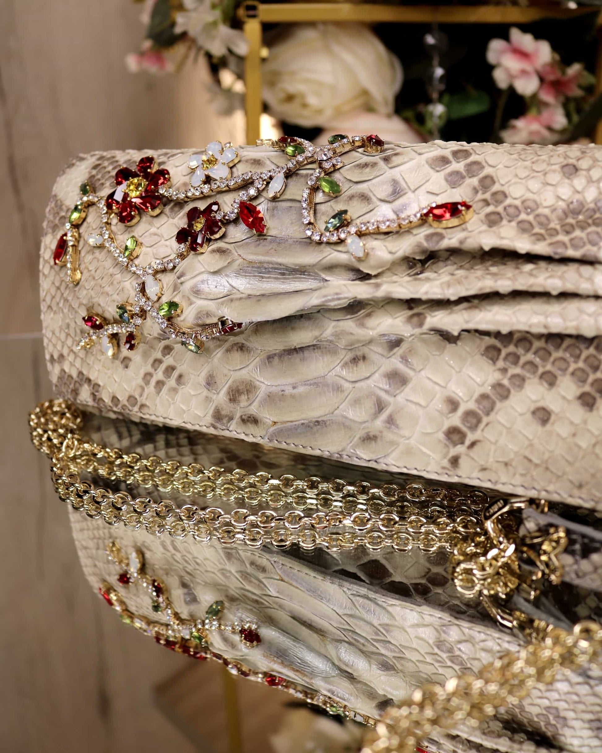 Ghibli Tasche 24K Gold & Swarovski – Ansicht 2 | United Queens