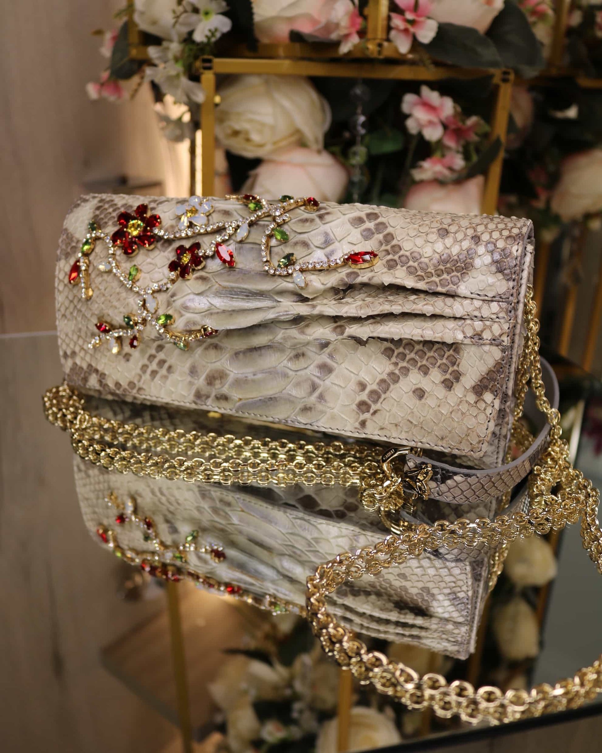Ghibli Tasche 24K Gold & Swarovski – Ansicht 4 | United Queens