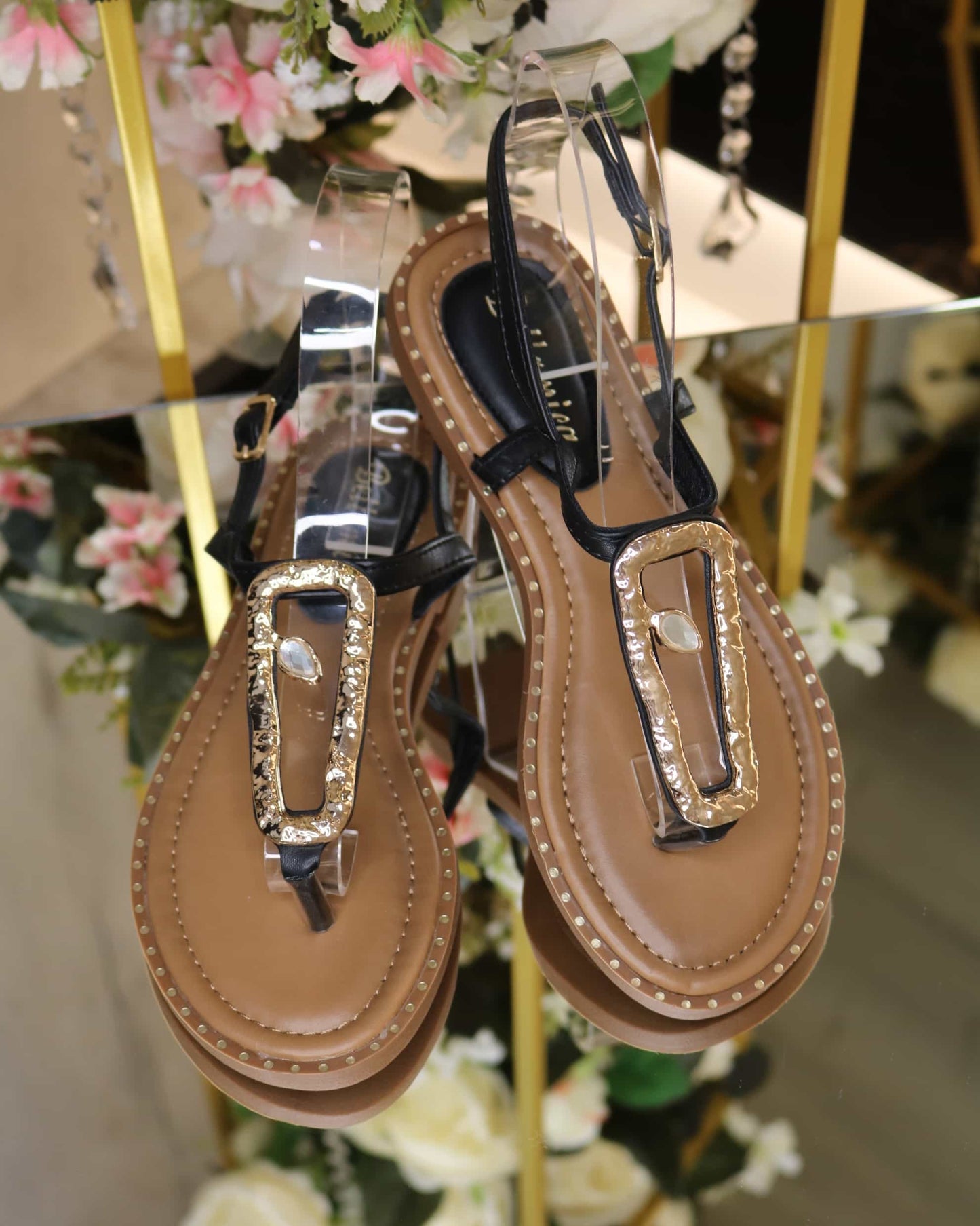 Sandalen mit goldener Schnalle | United Queens