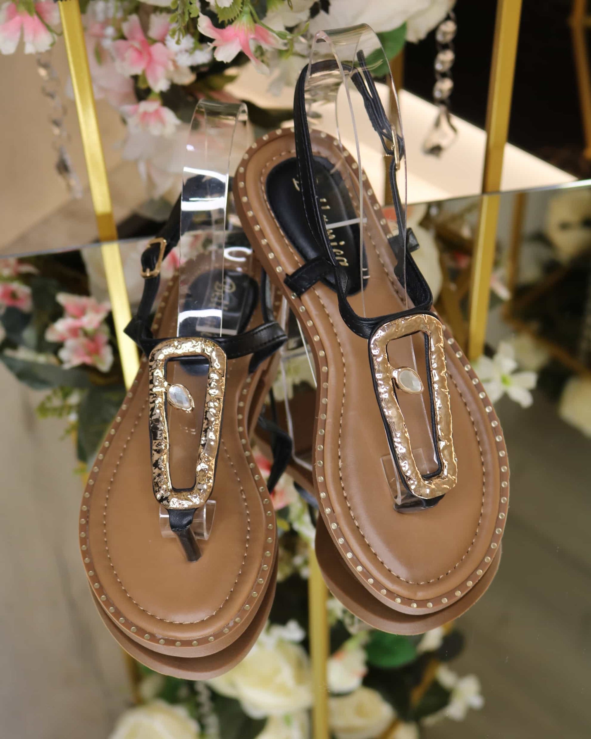 Sandalen mit goldener Schnalle | United Queens