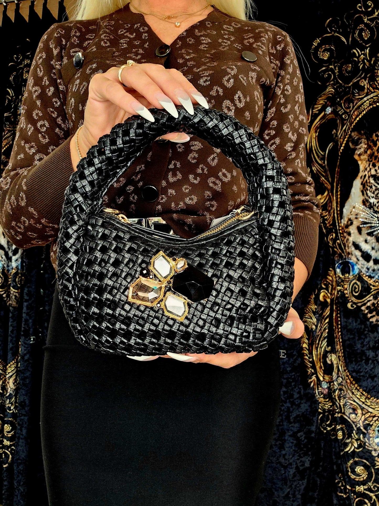 Gewebte Tasche mit Brosche – Ansicht 3 | United Queens