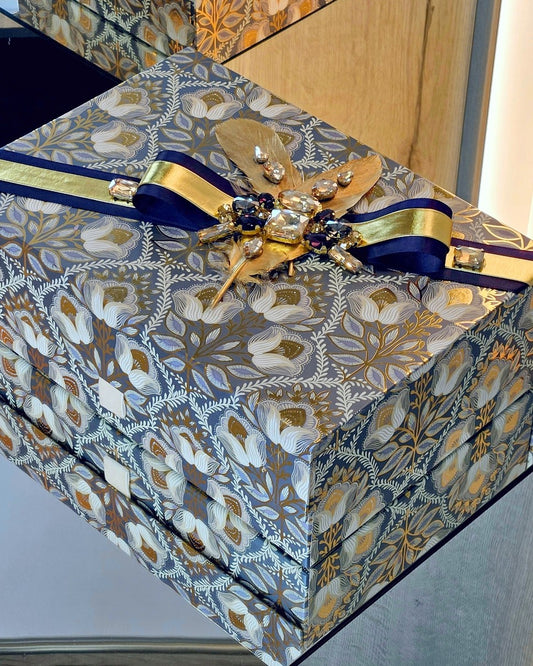 Geschenkbox mit lila Band | United Queens
