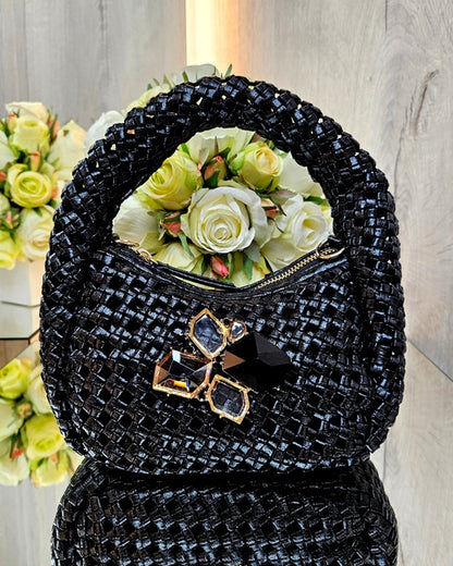 Gewebte Tasche mit Brosche