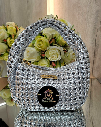 Gewebte Tasche mit Brosche