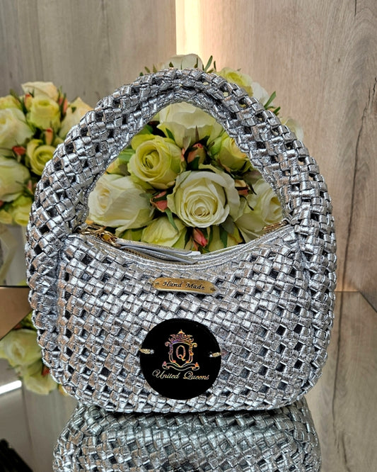 Gewebte Tasche mit Brosche
