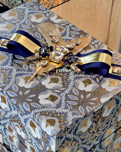Geschenkbox mit lila Band – Ansicht 3 | United Queens